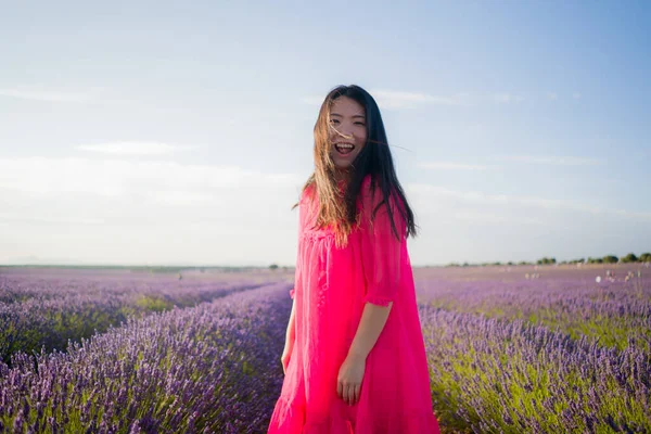 Jovem Mulher Asiática Livre Campo Flores Lavanda Menina Japonesa Feliz — Fotografia de Stock