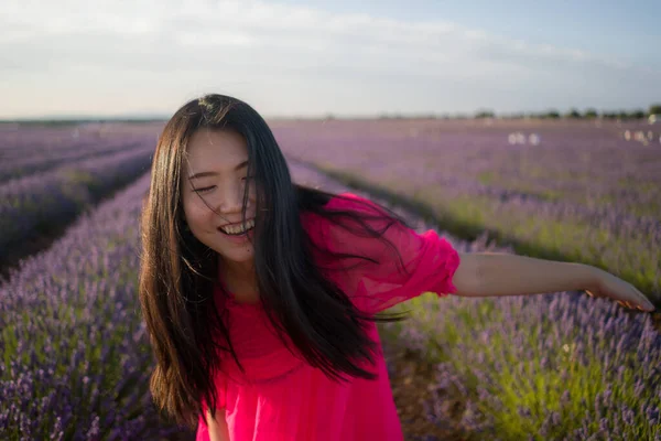 Jovem Mulher Asiática Livre Campo Flores Lavanda Menina Japonesa Feliz — Fotografia de Stock