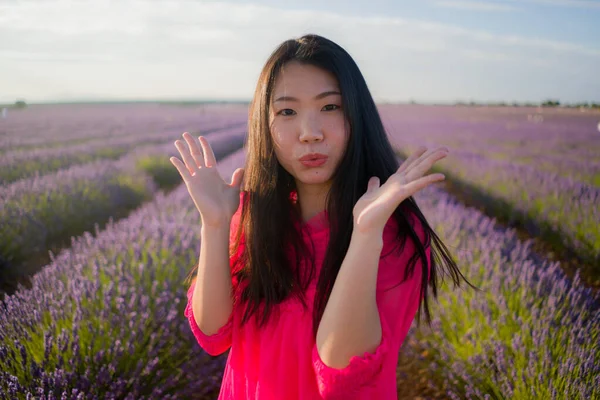 라벤더 밭에서 야외에 아시아 자홍색의 행복하고 아름다운 소녀가 보라색 초원에서 — 스톡 사진