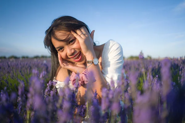 Livre Retrato Romântico Jovem Mulher Feliz Atraente Vestido Verão Branco — Fotografia de Stock