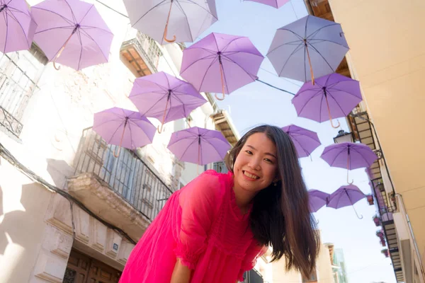 Buiten Urban Lifestyle Portret Van Jonge Vrolijke Aantrekkelijke Aziatische Koreaanse — Stockfoto