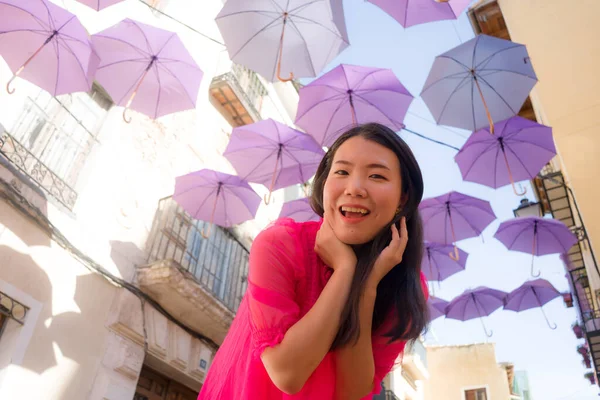 Городской Портрет Молодой Счастливой Привлекательной Кореянки Улице Висячими Зонтиками Время — стоковое фото