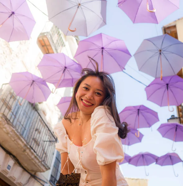 Городской Портрет Молодой Счастливой Привлекательной Женщины Улице Висячими Зонтиками Время — стоковое фото