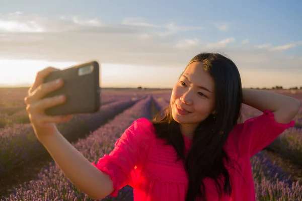 Joven Feliz Hermosa Mujer China Asiática Vestido Verano Tomando Selfie — Foto de Stock