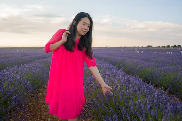 여름옷을 행복하고 아름다운 아시아인 자연의 자유를 만끽하며 낭만적 보라색 라벤더 — 스톡 사진