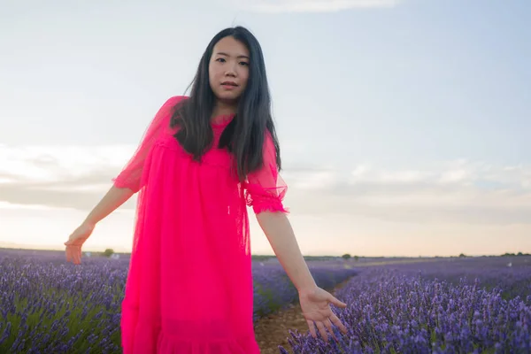 여름옷을 행복하고 아름다운 아시아인 자연의 자유를 만끽하며 낭만적 보라색 라벤더 — 스톡 사진