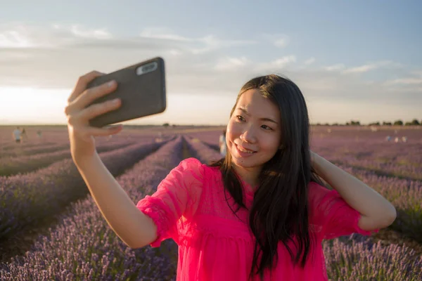 Joven Feliz Hermosa Mujer Coreana Asiática Vestido Verano Tomando Selfie — Foto de Stock