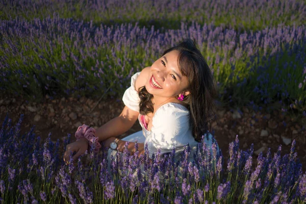 Livre Retrato Romântico Jovem Mulher Feliz Atraente Vestido Verão Branco — Fotografia de Stock