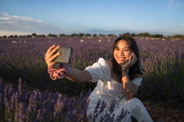 Retrato Romántico Aire Libre Joven Mujer Feliz Atractiva Vestido Verano — Foto de Stock