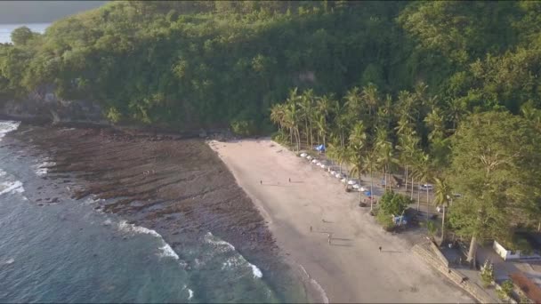 Piękne Ujęcie Drona Latającego Nad Morzem Nad Tropikalną Rajską Plażą — Wideo stockowe