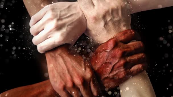 黒人アフリカ系アメリカ人白人とアジア人の手を持つ多人種間グループで3D Vfxフレアとシマー団結愛の寛容と反人種差別の概念に関して手首を保持 — ストック動画