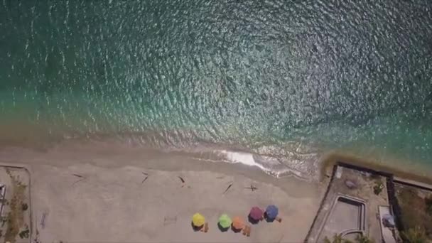 인도네시아의 깨끗하고 아름다운 낙원의 해변을 드론으로 태양의 내려오는 — 비디오