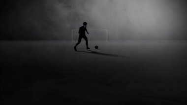 3D siluet futbolcu kalın sis altında atış penaltısı ya da yangın ve alevler aniden gerçek üstü atmosferi doldururken yavaş çekimde serbest tekme