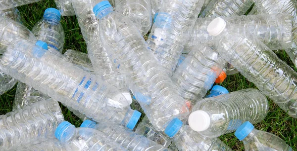 Pila Botellas Plástico Con Césped Fondo — Foto de Stock