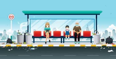 İnsanlar otobüs durağındaki çöp yığınından gelen kokuları önlemek için maske takıyor..