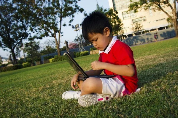 Un bambino tiene un quaderno — Foto Stock