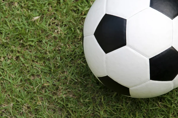 Bola de futebol em um campo de grama — Fotografia de Stock