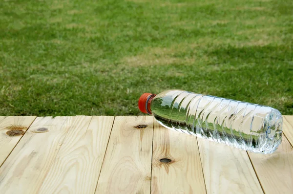 Botol air di lantai kayu — Stok Foto