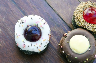 Bir ahşap zemin ile pasta