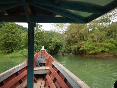 Nehrin aşağısında bir teknede
