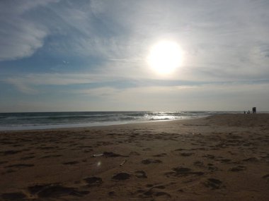 Kumsalda gün batımı, güzel bir an..