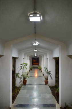 Geceleri eski yatakhane koridoru. 