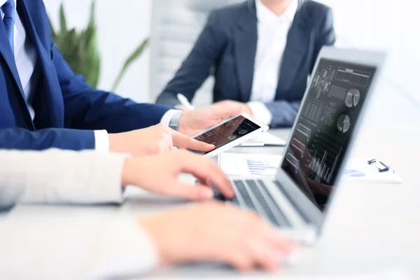 Documentos comerciales en la mesa de oficina con teléfono inteligente y computadora portátil — Foto de Stock