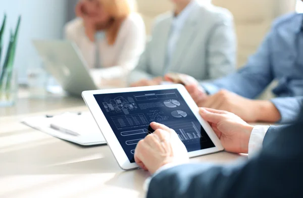 Bijgesneden schot van een groep ondernemers kijken naar grafieken — Stockfoto