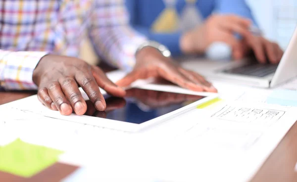 Business rådgivare analysera finansiella siffror — Stockfoto