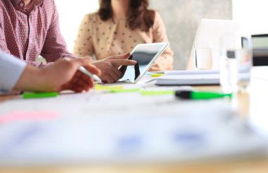 consulente aziendale, analizzando i dati finanziari