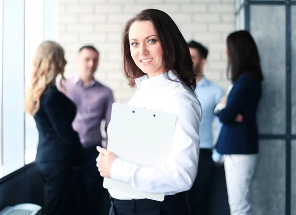 Ansikte av vacker kvinna på bakgrund av affärsmän — Stockfoto