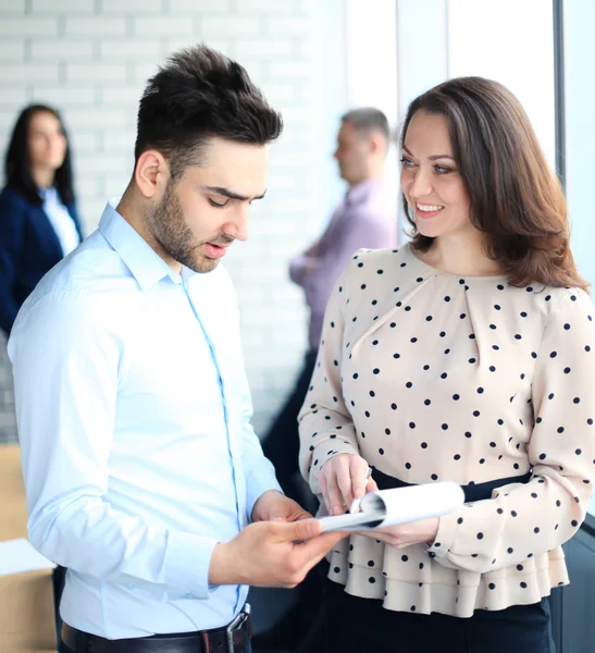 Empresario y mujer discutiendo trabajo — Foto de Stock