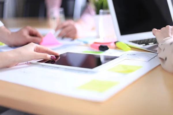 Business adviseur analyseren van financiële cijfers — Stockfoto