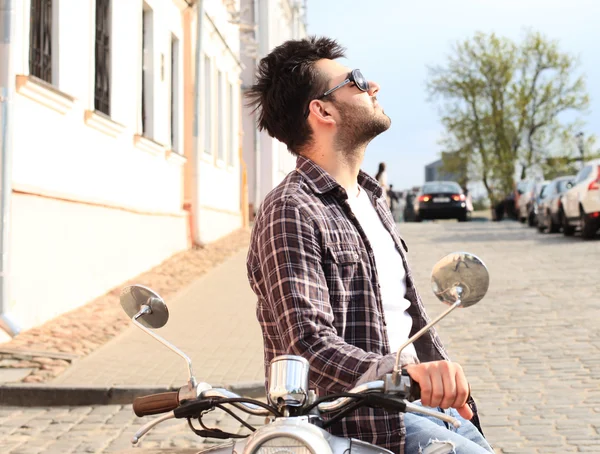 Модний молодий чоловік їде вінтажним скутером — стокове фото