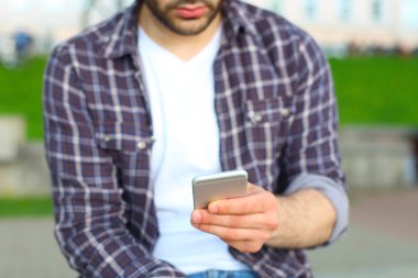 Cep telefonunu kullanan bir adam.