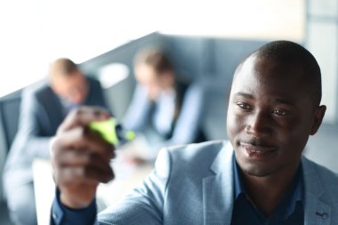 Sunuyu çift işadamı işaret veren 