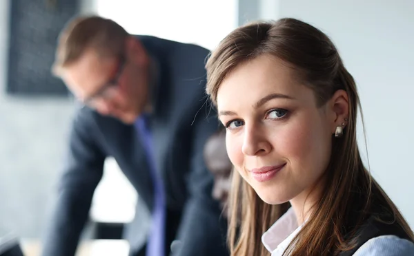 Femme d'affaires avec son personnel — Photo