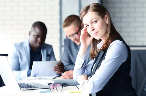 Zakenvrouw met haar personeel — Stockfoto