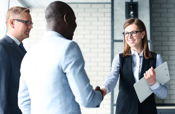 Zakenmensen schudden elkaar de hand, ronden een vergadering af — Stockfoto