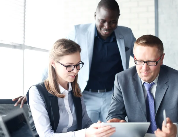 Afbeelding van zakelijke partners bespreken van documenten — Stockfoto