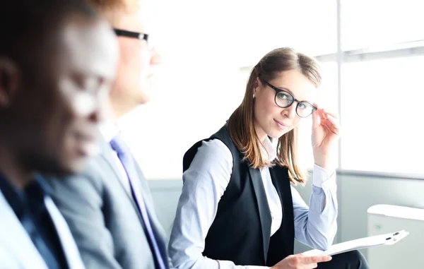 Lächelnde Geschäftsfrau blickt in die Kamera — Stockfoto