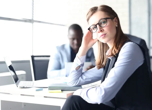 Geschäftsfrau mit ihren Mitarbeitern — Stockfoto