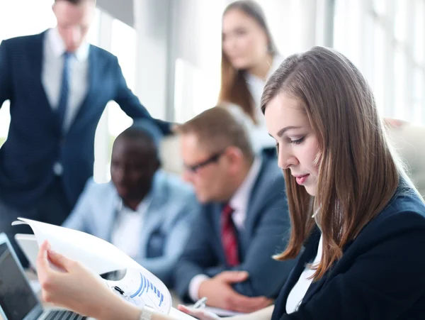 Zakenvrouw met haar personeel — Stockfoto