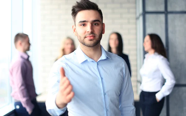 Hombre de negocios con la mano abierta — Foto de Stock