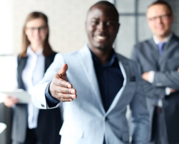 Retrato de un empresario afroamericano con la mano abierta — Foto de Stock