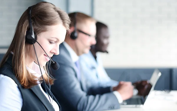 Porträtt av call center arbetar tillsammans med hennes team — Stockfoto