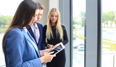 Grup tablet üzerinde çalışan iş insan