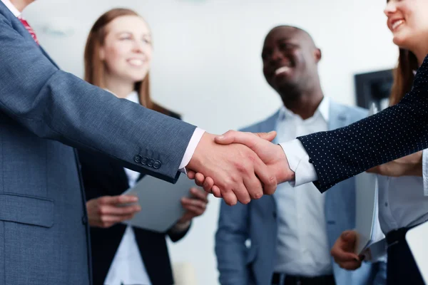 Gente de negocios dándose la mano, terminando una reunión — Foto de Stock