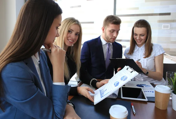 Afbeelding van vier succesvolle zakenvrouwen camera kijken — Stockfoto