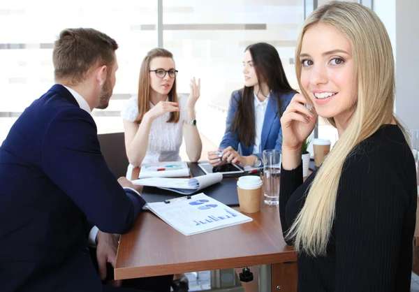 Grupa ludzi w tło w pomieszczeniu nowoczesny jasny pakietu office — Zdjęcie stockowe